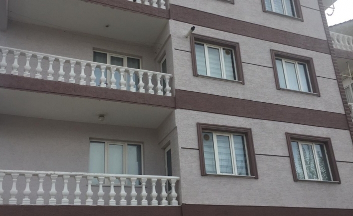 Bursa’nın İnegöl ilçesinde dengesini kaybederek balkondan düşen kadın ağır yaralandı.Olay
