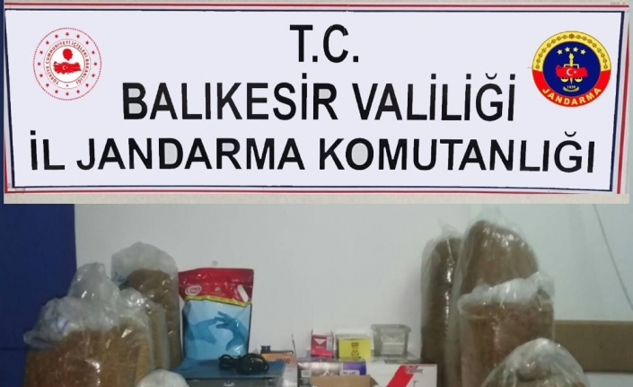 Balıkesir’de aracı ile kaçak tütün satan kişi, jandarma ekipleri tarafından