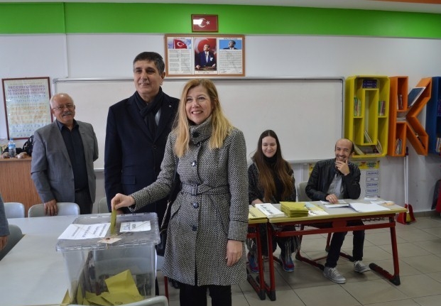 Balıkesir’in Bandırma ilçesinde 31 Mart Yerel Seçimleri dolayısıyla oy verme