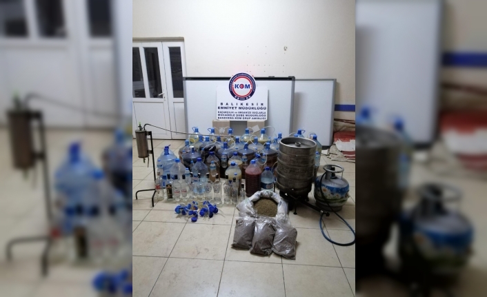 Balıkesir'in Bandırma İlçesinde Polis Ekipleri Sahte İçki Üreten Şahislara