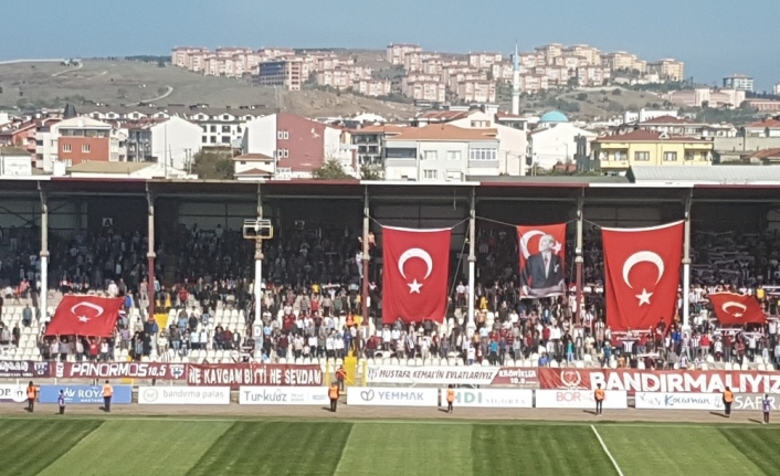  Tff 2.lig Kırmızı Grup'ta Oynanan Bandırmaspor-sakaryaspor Maçında Bandırmaspor Taraftarları