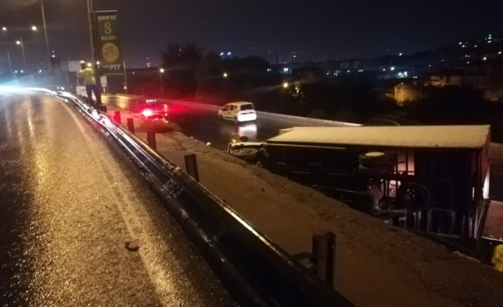  İzmir'in Konak İlçesinde Sürücüsünün Direksiyon Hakimiyetini Kaybetmesi Sonucu Bariyerlere