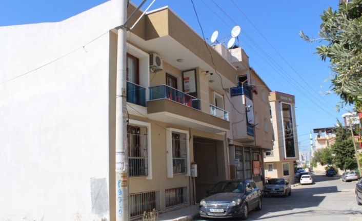  İzmir'in Buca İlçesinde Bir Kadın, Öğle Saatlerinde Apartman Dairesinde