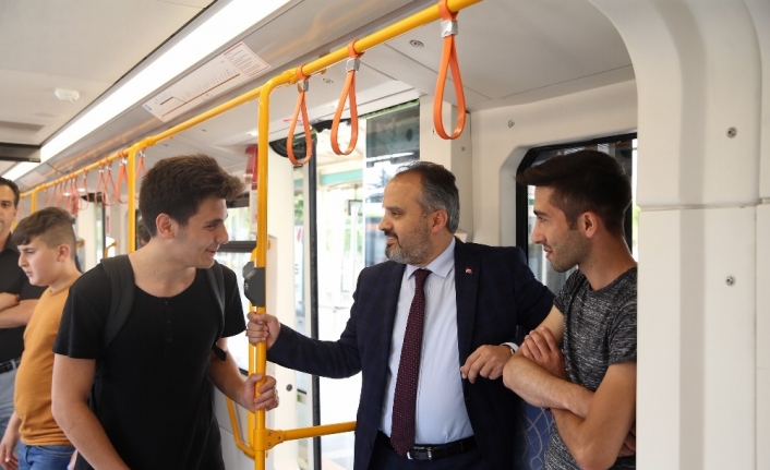 Büyükşehir Belediye Başkanı Alinur Aktaş, bindiği metroda vatandaşlarla sohbet etti.