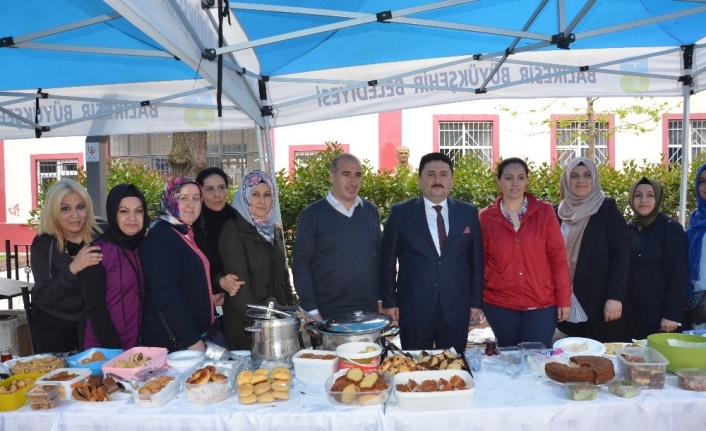 Altıeylül Okul Aile Birliği tarafından okul yararına düzenlenen kermes veliler