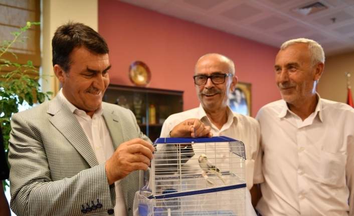 Soğanlı Kuş Pazarı Esnafı, Osmangazi Belediye Başkanı Mustafa Dündar’a Kanarya