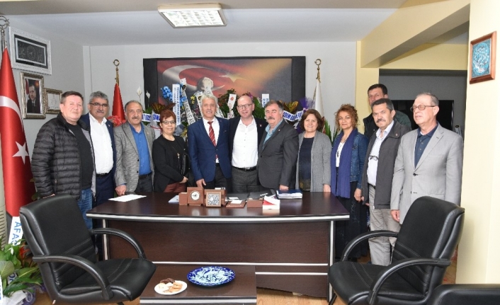 Susurluk Belediye Başkanı seçilen Nurettin Güney’e hayırlı olsun ziyaretleri sürüyor.