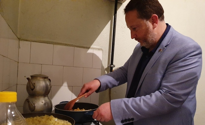 Karesi Belediye Başkanı Dinçer Orkan, sahurda konuk olduğu üniversite öğrencilerine