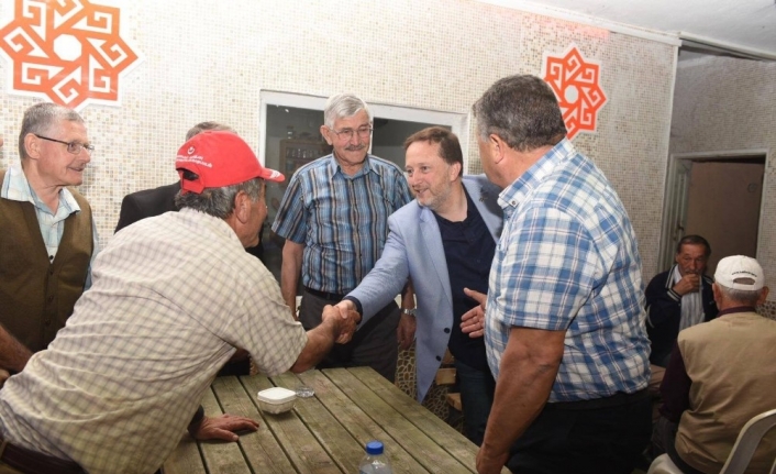 Kırsal mahallelerde düzenlenen iftar programlarına katılan Karesi Belediye Başkanı Dinçer