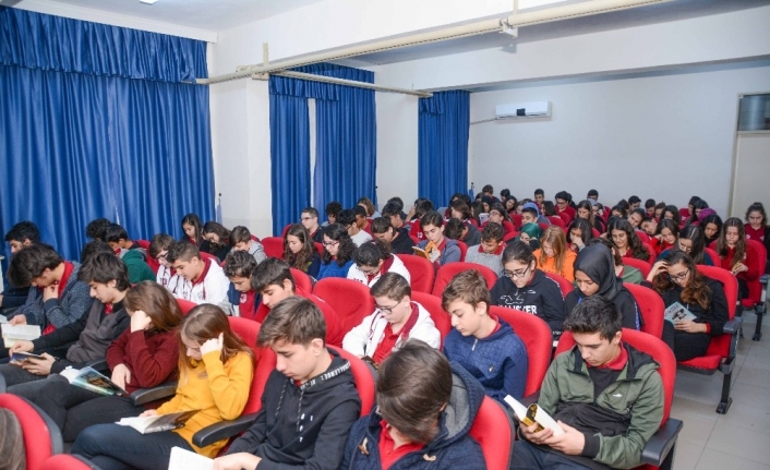 Karacabey Belediye Başkanı Ali Özkan,“Başkanımla Okuyorum’’ projesi çerçevesinde okul ziyaretlerine
