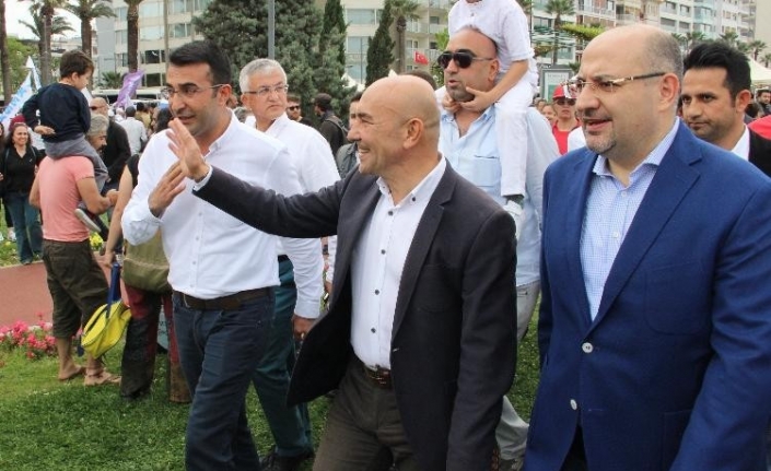 İzmir’deki Gündoğdu Meydanı’nda düzenlenen 1 Mayıs Emek ve Dayanışma Günü