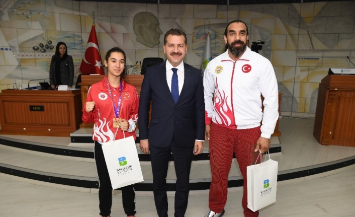  Balıkesir Büyükşehir Belediye Başkanı Yücel Yılmaz, 54 Kilogramda Muay-thai