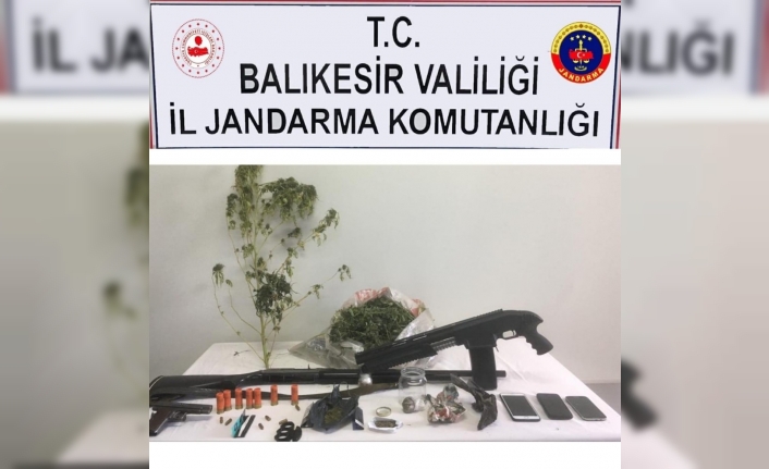 Manyas İlçesinde Jandarma Ekipleri Bir Evde Yaptıkları Aramalarda Kubar Esrar,