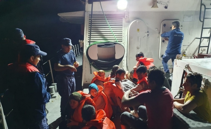  Sahil Güvenlik Komutanlığı Ekipleri, Balıkesir’in Ayvalık İlçesi Açıklarında Botları