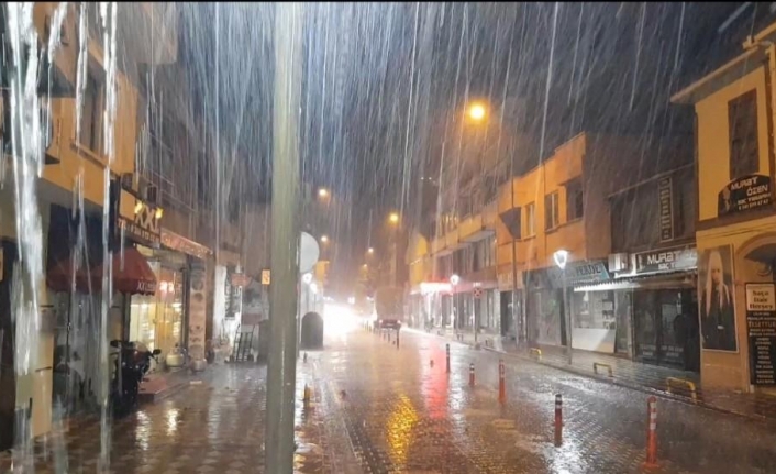  Beklenen Yağmur Kuzey Ege'de Kötü Başladı. Fırtına Durmayan Şimşek