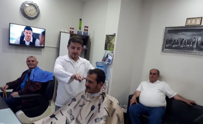 Ramazan Bayramı’na sayılı günler kala Erdek ilçesinde erkek berberlerinde yoğunluk
