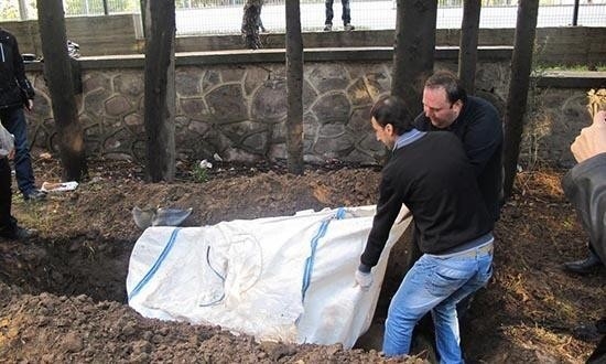  Egeli Bilim İnsanlarinin 5 Yıl Önce Gömdüğü Şişe Burunlu