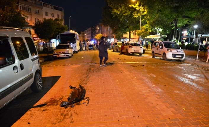  Biga İlçesinde Bir Otomobil Kontrolden Çikarak Park Halindeki Araçlara