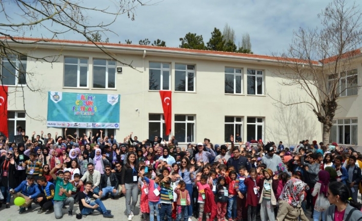 Bursa’nın Büyükorhan ilçesinde bin öğrenci 200 gönüllü ekibin katıldığı ’Bilim