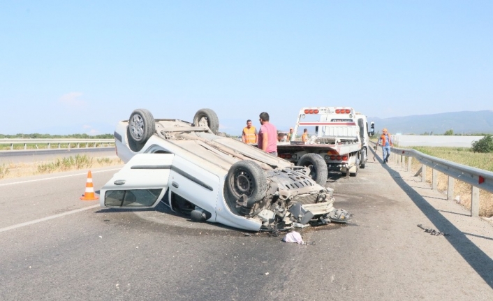 İzmir'in Bergama İlçesinde Kontrolden Çikan Otomobil, Bariyerlere Çarparak Takla Attı.