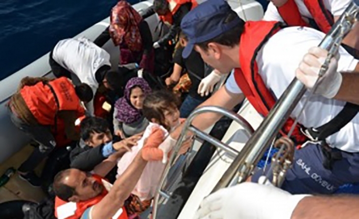 İzmir’in Foça ilçesinde, bir bota 53 kişi binen ve motor