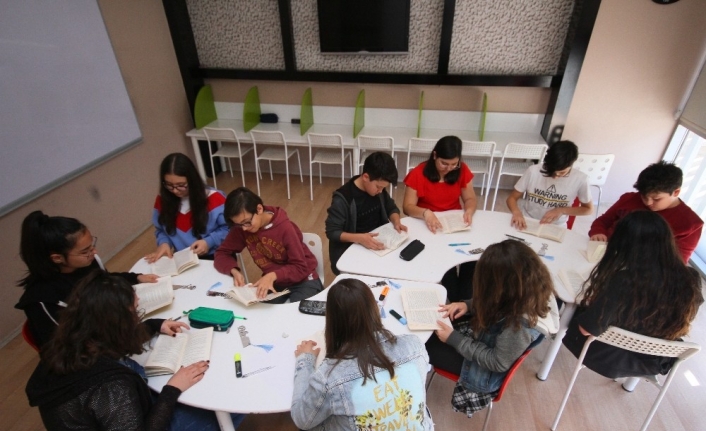 İzmir’de eğitim veren bir kurum, hızlı okuma etkinliği düzenledi. Öğrenciler,