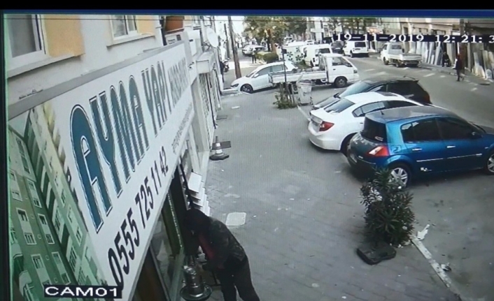  Çalacak Birşey Bulamayınca Semaveri Çaldi. O Anlar Güvenlik Kamerasına