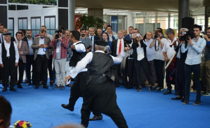  Bursa’da Gerçekleştirilen Bir Programda, Türkiye’nin 81 İlinden Gelen Dernekler,