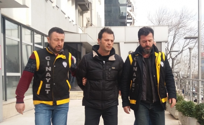 Bursa’da kendisinden ayrılmak isteyen eşini takip edip sokak ortasında 15