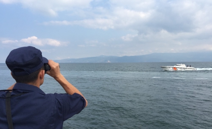 Bursa’nın Gemlik İlçesinde Denize Açıldıkları Teknenin Bozulması Sebebiyle Denize Atlayarak