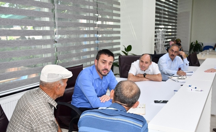  Bursa'da İlçe Belediye Başkanı Makamını Belediyenin Girişine Taşıyıp Vatandaşlarla