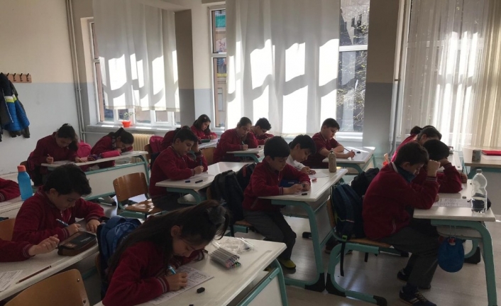 Bursa’nın Gemlik ilçesinde bir ortaokulda ‘Onur sistemi’ uygulamasıyla öğrenciler sınavlara