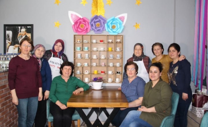 Çanakkale’nin Çan ilçesinde bir kafe bölgede ilki gerçekleştiriyor. Müşteriler, kafede