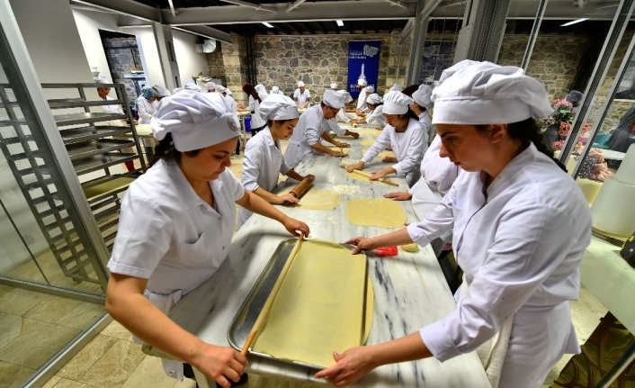 İzmir Büyükşehir Belediyesi Meslek Fabrikasının “pastacılık ve fırıncılık” kursu sektörde