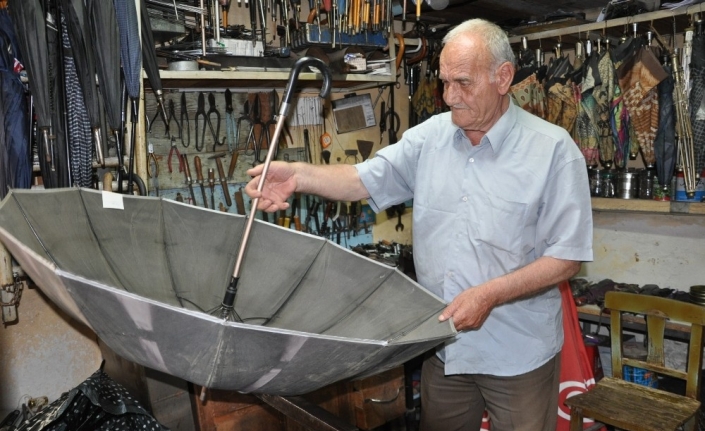 Tire İlçesinde Yaşayan 60 Yıllık Şemsiye Tamircisi Raşit Taner, Aşkla