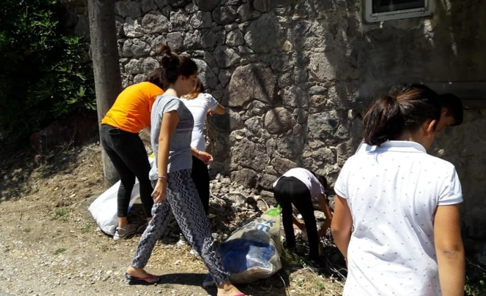  Balya İlçesine Bağlı Kayalar Kırsal Mahallesinde Yaşayan Gençler Sokak