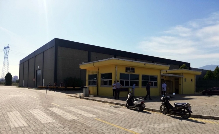 İzmir’in Tire ilçesinde sabah saatlerinde bir fabrikada meydana gelen buhar