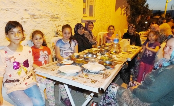 Balıkesir’in Burhaniye ilçesinde, Börezli Köyü’ndeki vatandaşlar, dedelerinden kalma toplu iftar