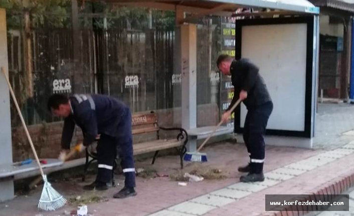 
Burhaniye’de ki otobüs durakları özel ekiplerce temizleniyor.  Başkan Kemal