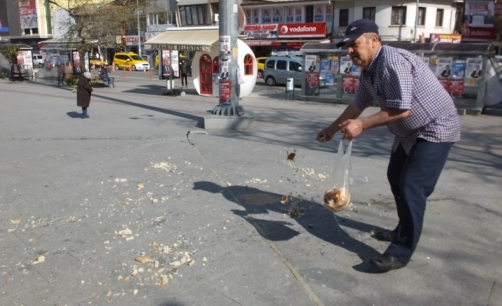 Burhaniye ilçesinde, elektrikli ev aletleri tamircisi İrfan Aşık, bayat ekmekleri
