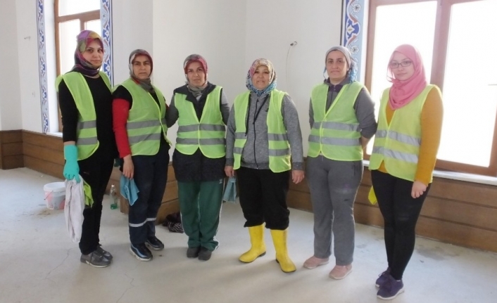 Burhaniye ilçesinde, Belediye, Ramazan öncesi camilerde temizlik çalışması başlattı. Kırsal