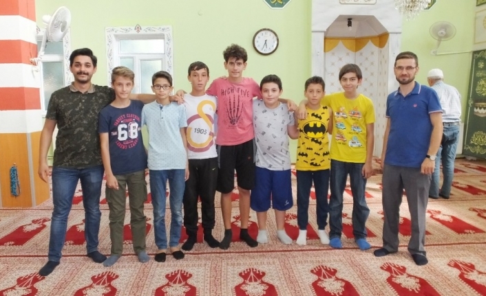 Camiye Gelen Gençler
