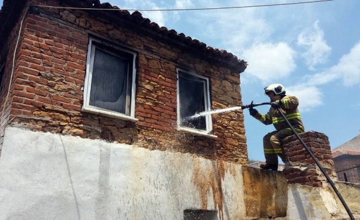 Balıkesir'in Burhaniye İlçesinde, Öğle Saatlerinde Pelitköy Mahallesinde Çikan Yangında