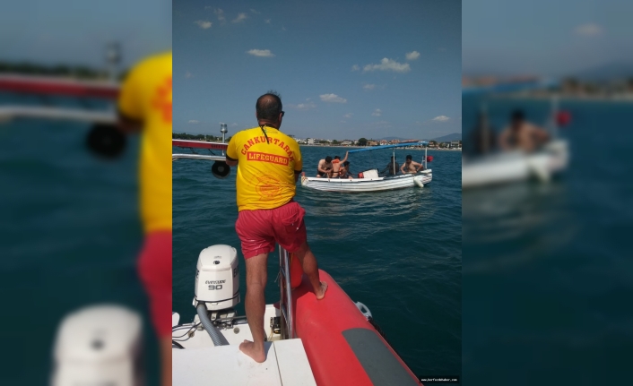 Burhaniye’de denizde arızalanan teknede mahsur kalanları itfaiye kurtardı Burhaniye ilçesinde, Denizde motoru arızalanan teknede mahsur kalan vatandaşları itfaiye