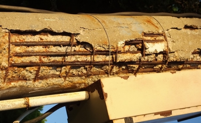 Balıkesir'in Burhaniye İlçesinde, Eskiyen Elektrik Direği Tehlike Saçıyor.