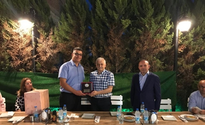 Uğurlama Yemeği Hediye Takdimi