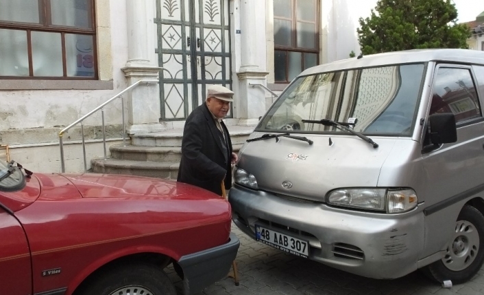  Cami Önünde Araçlar