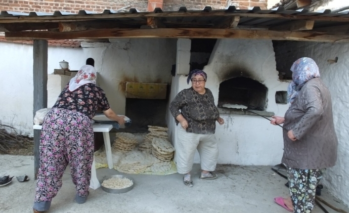 Fırında Yufka Pişiriyorlar