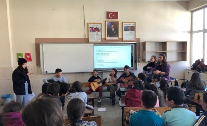 Burhaniye ilçesinde, Burhaniye Anadolu Lisesinin 11-B sınıfı, üç yıldır kardeşleri