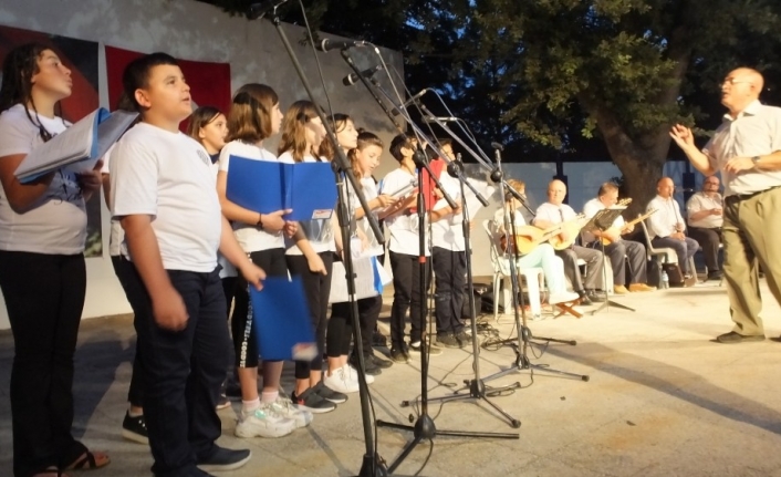 Burhaniye ilçesinde, Mustafa Keskin Ortaokulu öğrencileri için düzenlenen sazlı sözlü